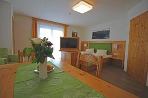TV a/nebo společenská místnost v ubytování Hotel Käferhube
