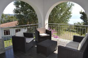 un patio con sillas y un balcón con 2 arcos en B&B Anna Maria, en San Giovanni a Piro