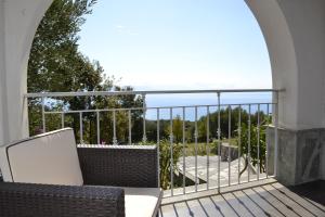 balcón con vistas al océano en B&B Anna Maria, en San Giovanni a Piro