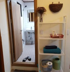 Un baño con ducha, lavabo y espejo. en Bright, Airy Itaewon Rooftop, 10 min to Myeongdong, en Seúl 13 fotos más