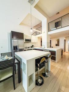 Η κουζίνα ή μικρή κουζίνα στο Modern 2BR Loft with Luxury Amenities - 109 - GL