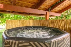 bañera de hidromasaje llena de agua frente a una valla en העוגן והים - The Anchor and the Sea, en Shelomi 35 fotos más