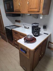 Η κουζίνα ή μικρή κουζίνα στο Fifth wheel