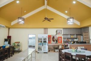 a dining room with a ceiling fan and a table at Amphawa Horse Farm Resort in Ban Bang Khan Taek (1)