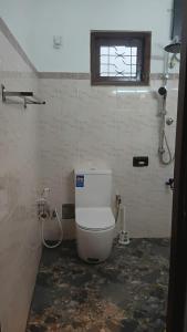 Camera piastrellata dotata di bagno con servizi igienici. di Spacious family holiday Home Near Airport, JAELA, Aussie holiday home a Ja-Ela Altre 59 foto