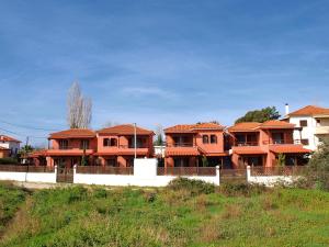 eine Reihe von Häusern mit rotem Dach in der Unterkunft Melograno in Kala Nera