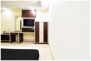TV a/nebo společenská místnost v ubytování Hotel Book N Stay Near Sea Beach & Jagannath Temple Road - Fully Air Condition Premium Room - Free Wifi & Room Services - Best Budget Hotel In Puri