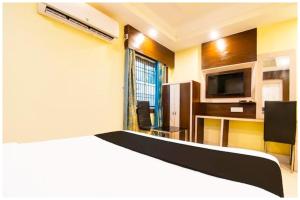 TV a/nebo společenská místnost v ubytování Hotel Book N Stay Near Sea Beach & Jagannath Temple Road - Fully Air Condition Premium Room - Free Wifi & Room Services - Best Budget Hotel In Puri + 9 fotografií