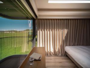 Habitación con cama y ventana con mesa. en Hongyuan Weilu Nomadic Luxury Camp, en Hongyuan 113 fotos más