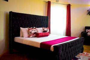 Voodi või voodid majutusasutuse Bustani Luxury Cottages Tsavo toas