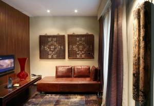 Hotel Gran Derby Suites, a Small Luxury Hotel of the World的电视和/或娱乐中心