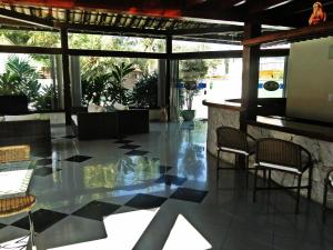 - un hall avec du carrelage, des chaises et un bar dans l'établissement Pousada Marbella Inn, à Búzios