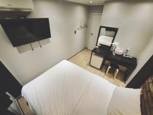an overhead view of a bedroom with a bed and a tv at 안온호스텔 성수건대 in Seoul