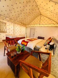 Postel nebo postele na pokoji v ubytování Desert Yatra Resort