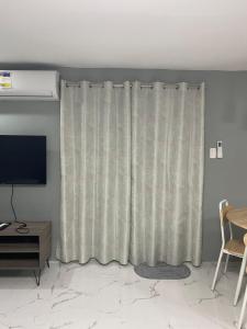 Μια τηλεόραση ή/και κέντρο ψυχαγωγίας στο Mr Home Stays Valencia City Bukidnon