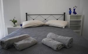 ナクソス・コラにあるSt George beach Apartmentのベッドルーム1室(枕2つ付)
