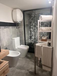 un bagno con wc e doccia di Buatta house a Catania