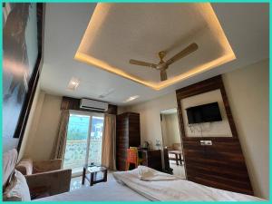 Μια τηλεόραση ή/και κέντρο ψυχαγωγίας στο HOTEL RR INN - Near Sea Beach - Shree Jagarnath Temple - Restaurant & Lift Facilities - Fully Air Conditioning & Wi-Fi Facilities - WITH LUXUARY BALCONY ROOM - In Prime Location In PURI