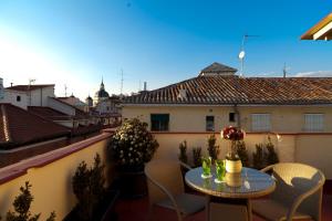 d'une terrasse avec une table et des chaises sur un balcon. dans l'établissement THC Tirso Molina Hostel, à Madrid
