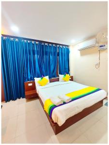 Ένα ή περισσότερα κρεβάτια σε δωμάτιο στο Hotel Royal Residency Kashi- Near Baba Vishwanath Temple - Fully Air Conditioned Rooms - Restaurant & Wi-fi #Lift #Parking Facilities - A Top Rated Hotel At Best Location - Book Now +21 φωτογραφίες