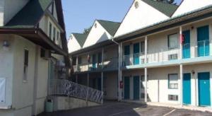 a row of buildings with blue doors and balconies at Grannys Motel Frackville in Frackville +12 photos