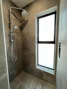 Ένα μπάνιο στο Ensuite Free parking Laundry Kitchenette No hob +1 φωτογραφίες