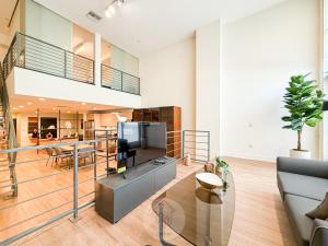 salon z kanapą i stołem w obiekcie Luxury Loft Living 1BR in Trendy Complex -113-GL w mieście Glendale