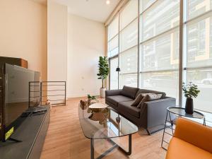 salon z kanapą i stołem w obiekcie Luxury Loft Living 1BR in Trendy Complex -113-GL w mieście Glendale