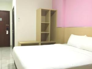 Postel nebo postele na pokoji v ubytování I&M Hotel Billiard