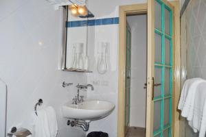 Kúpeľňa v ubytovaní Villa Ginestra sulla spiaggia di Stromboli