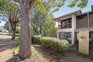 una casa con un árbol delante en Apartment 46, en Margaret River Town