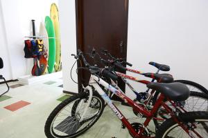 duas bicicletas estacionadas uma ao lado da outra num quarto em Oceano Hotel de Barra Velha em Barra Velha