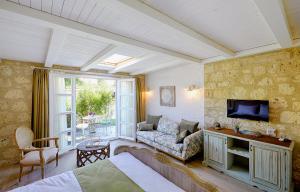 A television and/or entertainment centre at Alakapi Hotel & Villas