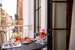 un tavolo con cibo e bevande su un balcone di Fra le righe - arte , design e interni siciliani a Catania Altre 31 foto