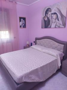 a bedroom with a bed with a bride and groom at Trilocale moderno a 10 min dalla Metro Gessate in Gessate
