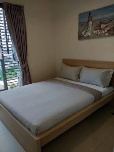 una cama grande en una habitación con ventana en Large High Floor, Best Pool and Great Location, en Pattaya South 33 fotos más