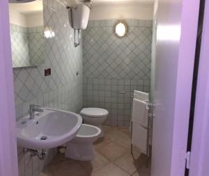 NovoliにあるMassimo Apartmentのバスルーム(白い洗面台、トイレ付)