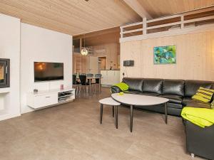 Televisyen dan/atau pusat hiburan di 10 person holiday home in Løgstør +13 gambar