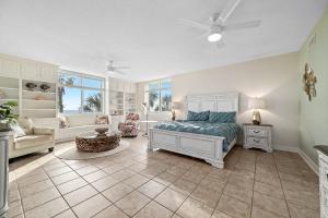 Voodi või voodid majutusasutuse Avalon 201 - Large Beachfront unit w/ Beautiful Ocean View! toas