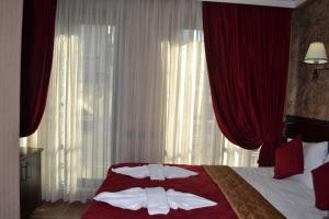 Postel nebo postele na pokoji v ubytování Ares Hotel