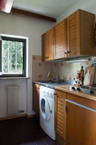 een keuken met een wasmachine en een raam bij Casa al Lago di Carezza - Dolomiti in Carezza al Lago