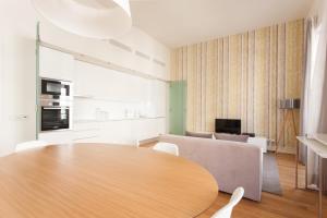 uma sala de jantar e sala de estar com uma mesa de madeira em FLH Avenida da Liberdade Modern Flat em Lisboa