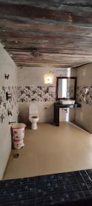 un baño con inodoro y lavabo en Royal Galaxy Spring Resort, en Sām 18 fotos más