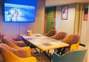 a dining room with a table and chairs at Апартаменты возле Хан-Шатыра и Ботанического Сада in Astana