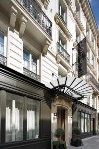 un bâtiment à la façade noire et blanche dans l'établissement Hotel Monge, à Paris