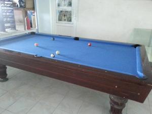 una mesa de billar con bolas encima en Deniz Hotel, en Fethiye