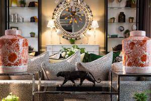 una estatua de perro negro en una mesa frente a un sofá en Hotel Monge, en París