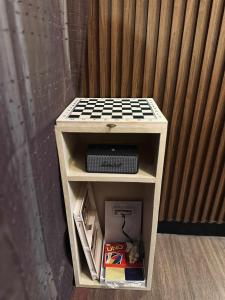 une petite table avec un haut-parleur en haut dans l'établissement La Verti Residences Pasay City, à Manille