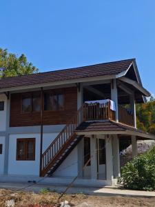 una casa con porche y terraza en Juna Bungalow, en Gili Air 3 fotos más