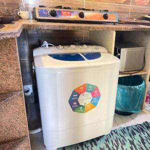 une poubelle blanche dans une cuisine sous un comptoir dans l'établissement Palm house, à Dahab